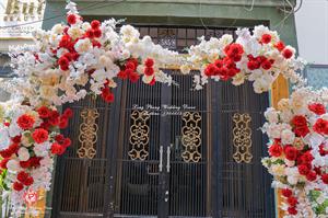 Cổng Hoa Cưới - Cổng Gỗ Nhẹ Đỏ Kem